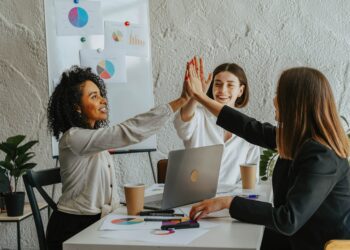 In diesem Artikel werden wir uns ausführlich mit dem Thema Agilität im Business befassen und dabei verschiedene Aspekte dieses Konzepts beleuchten.