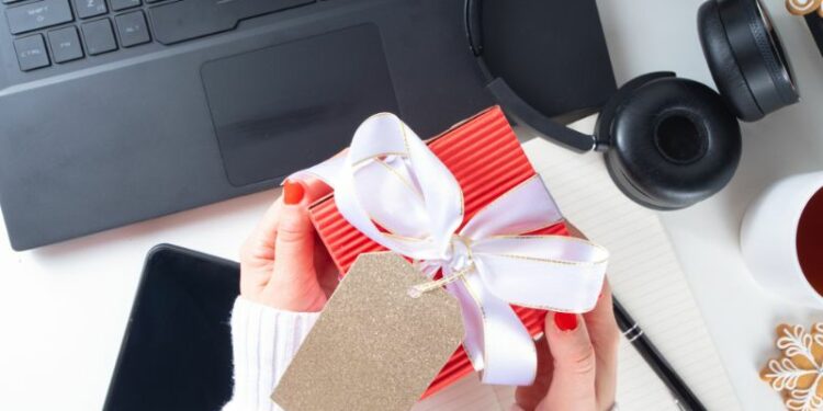 Die Kunst des Schenkens in der Geschäftswelt: Kunden und Mitarbeiter begeistern