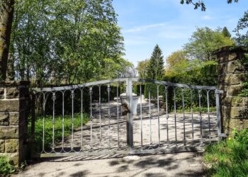 Metallzäune und Tore: Worauf ist beim Kauf zu achten?