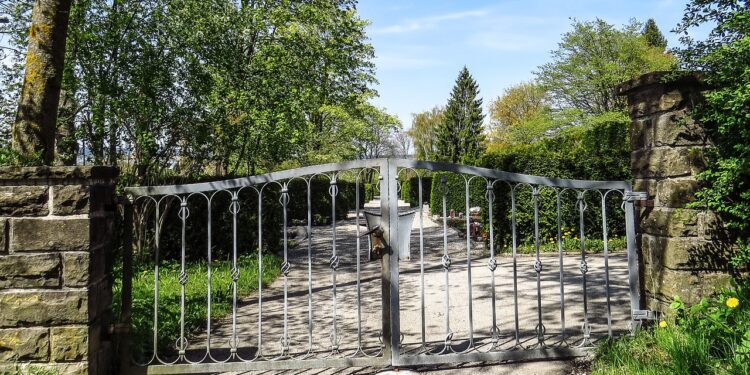 Metallzäune und Tore: Worauf ist beim Kauf zu achten?