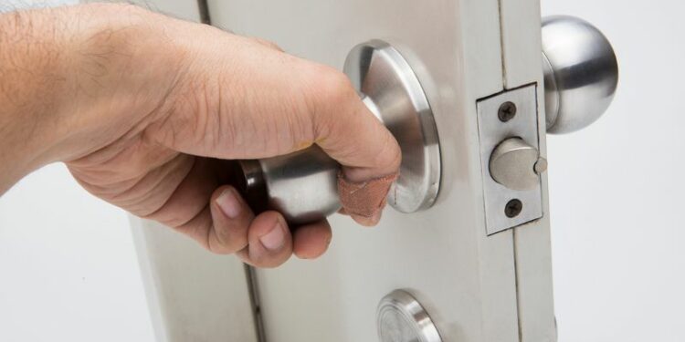 Die Wichtigkeit von Türbeschlägen und Schlossschrauben