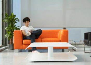 Sofa kaufen fürs Büro: 5 Tipps für die perfekte Wohlfühloase am Arbeitsplatz