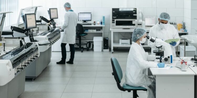 Arbeiten im Reinraum: Tipps, um die passenden Mitarbeiter zu finden