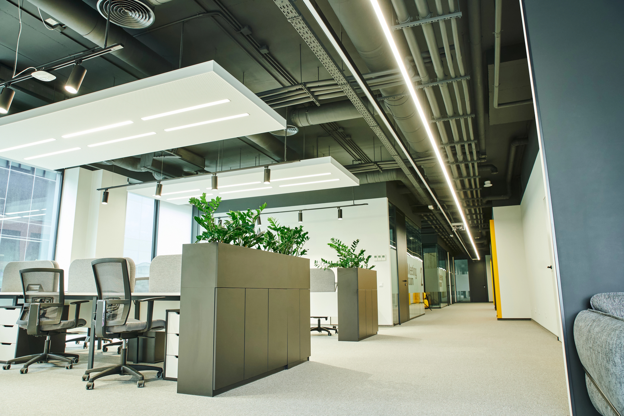 Effiziente Lichtplanung im Büro: Wie gezielte Lichtakzente Arbeitsumgebungen optimieren