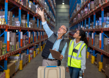 Stauraum und Arbeitsbereiche im Lager planen 