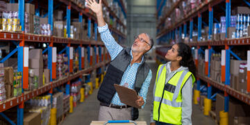 Stauraum und Arbeitsbereiche im Lager planen 