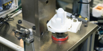 Kunststoffbauteile, Kunststoffverarbeitung, Sonderanfertigung, Fertigungskosten, CNC-Fräsen, Kunststoffschweißen, Werkstoffauswahl, Kleinserien, Maßtoleranzen, industrielle Fertigung